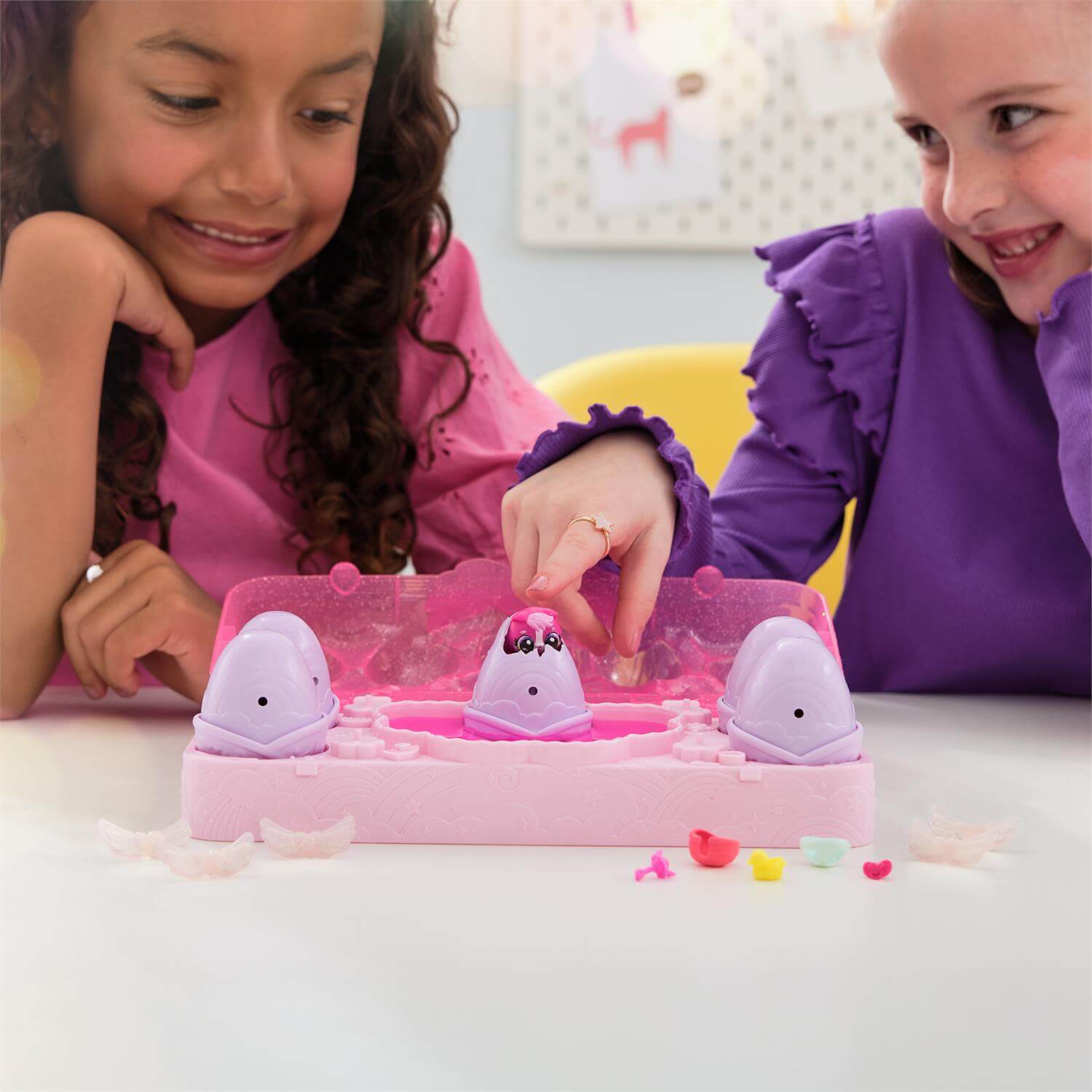 Hatchimals Alive! Rainbow Splash Egg Carton